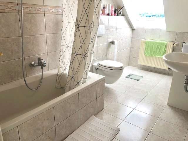 2 Etagen, Einbauk&uuml;che, Balkon, PKW-Stellplatz - was will man mehr ?
